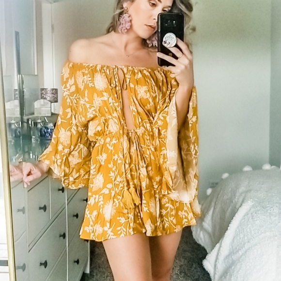 💛 Yellow Bell Sleeved Romper - Picture 2 of 7